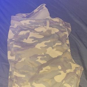 Judy Blue Camo Distressed Jeabs